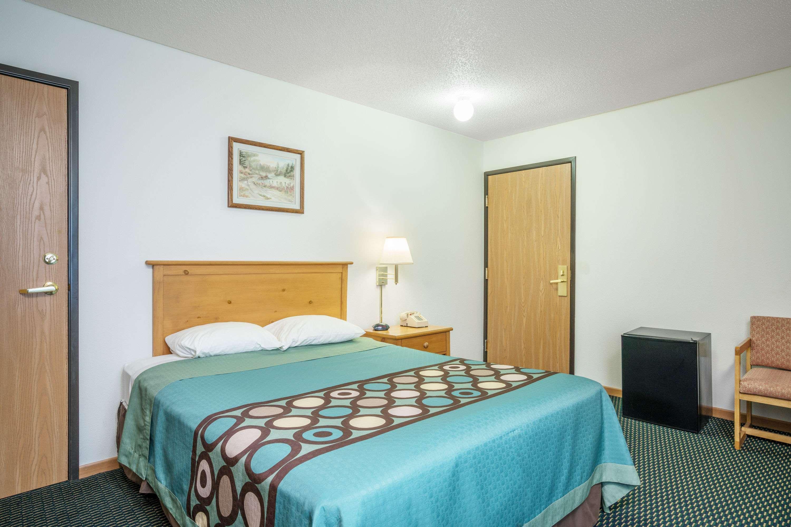 Super 8 By Wyndham Phillips Hotel Buitenkant foto