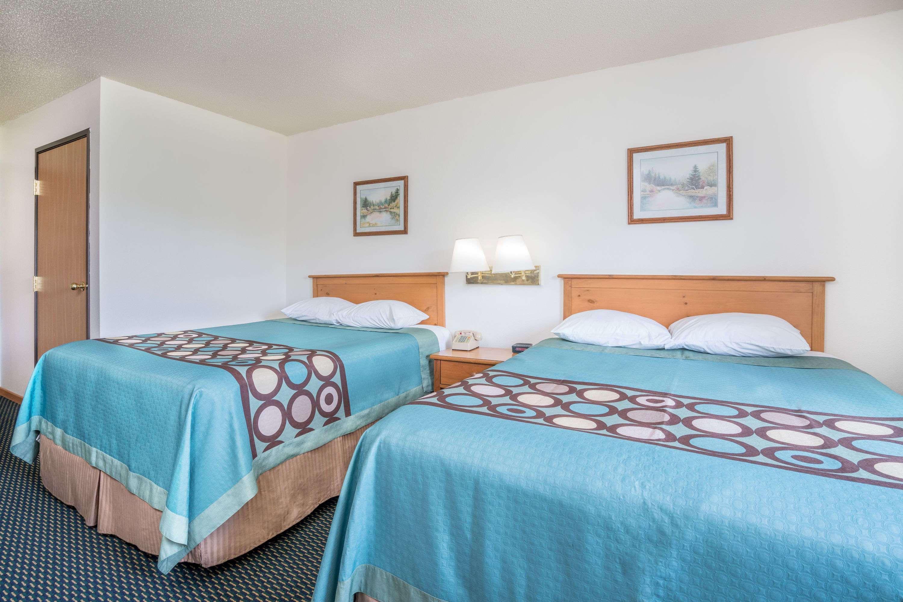 Super 8 By Wyndham Phillips Hotel Buitenkant foto