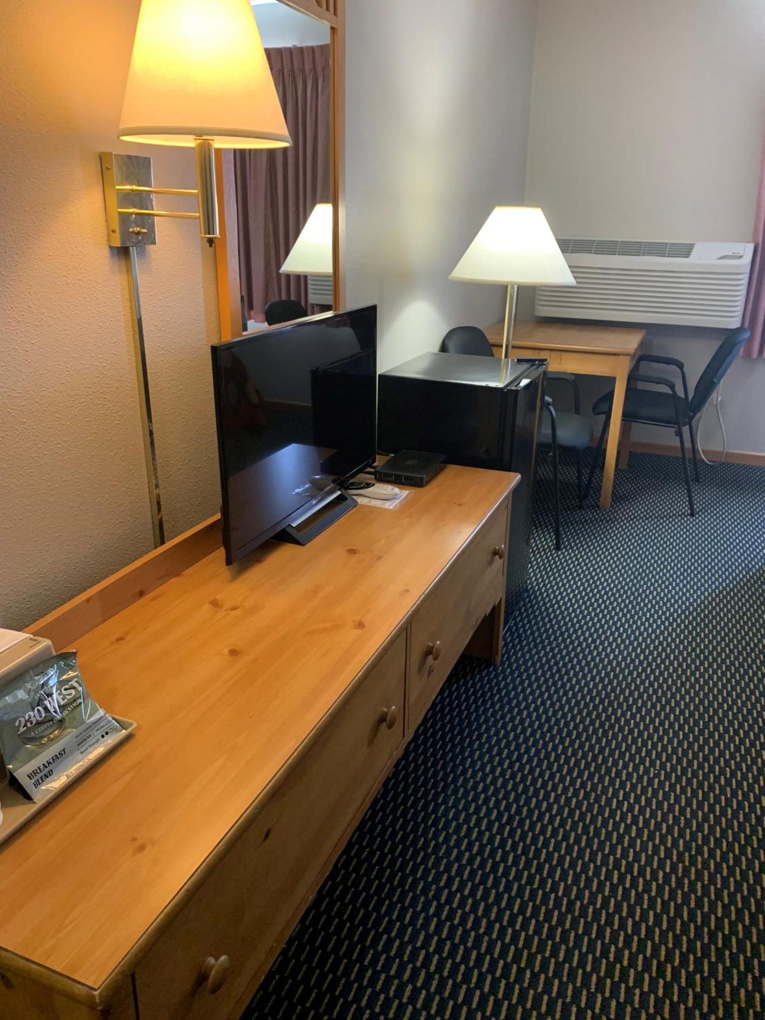 Super 8 By Wyndham Phillips Hotel Buitenkant foto