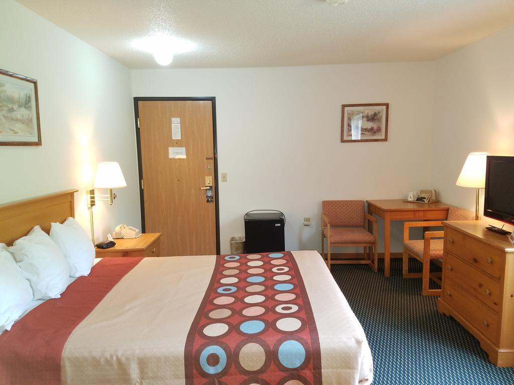 Super 8 By Wyndham Phillips Hotel Buitenkant foto